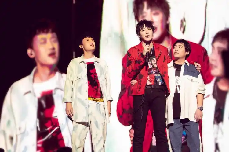 摩登兄弟在北京演唱会上的"大型婚纱现场"引发持续关注,身穿婚纱来