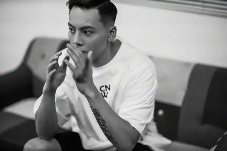 男 陈伟霆 > 陈伟霆酷帅侧颜黑白写真图片(4/6)返回首页 电脑壁纸