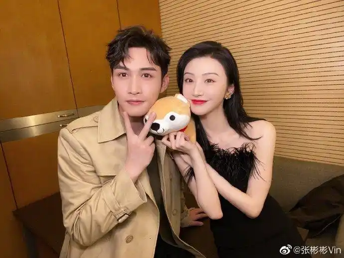 合体营业!张彬彬晒与景甜合影 网友直呼"好配"