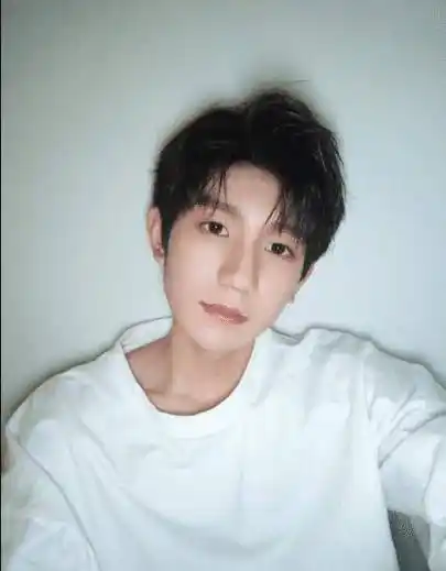 tfboys在家发自拍:同穿大白t不算啥,看到发型,网友笑出声_王源_王俊凯