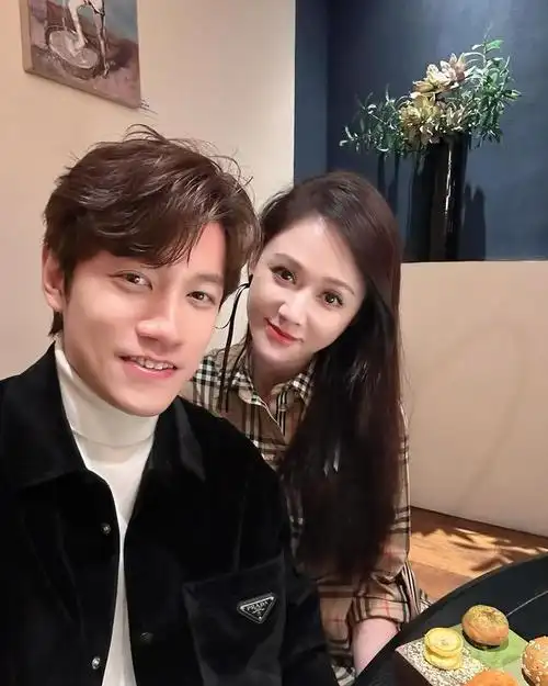 陈乔恩晒照为小9岁老公庆生夫妇互动恩爱甜蜜越来越有夫妻相