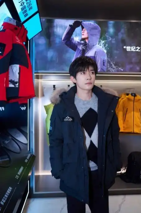 没办法拒绝雪中的易烊千玺##易烊千玺万象城波司登看雪