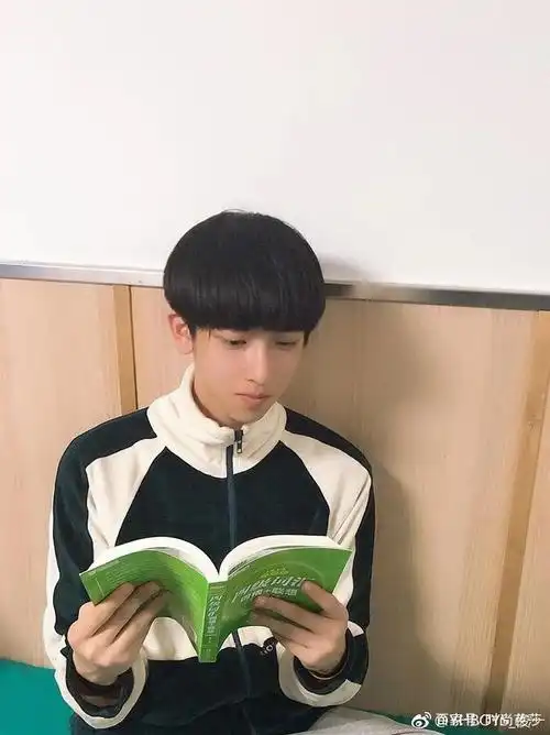 (图片来源:@yhboys_俊一) 相比三年前的张俊一,依