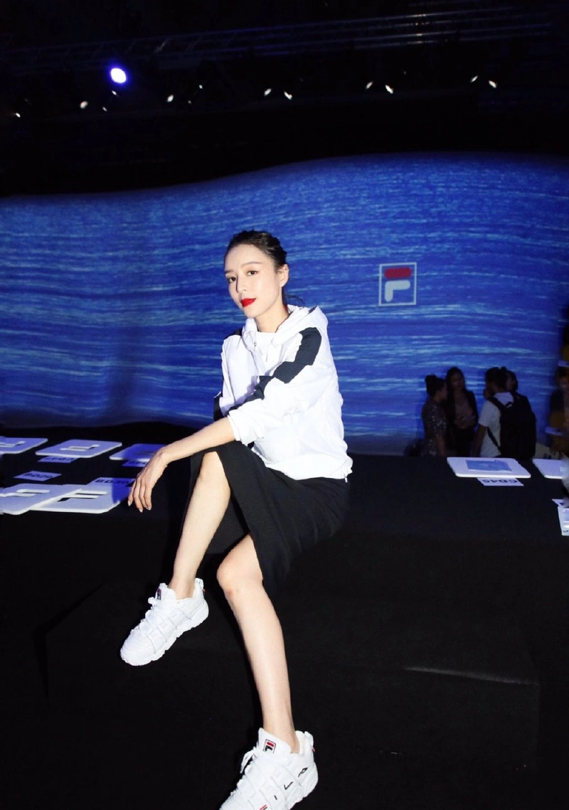 张静初腿也太细了穿短裤下摆都空荡荡的配小白鞋超有少女感