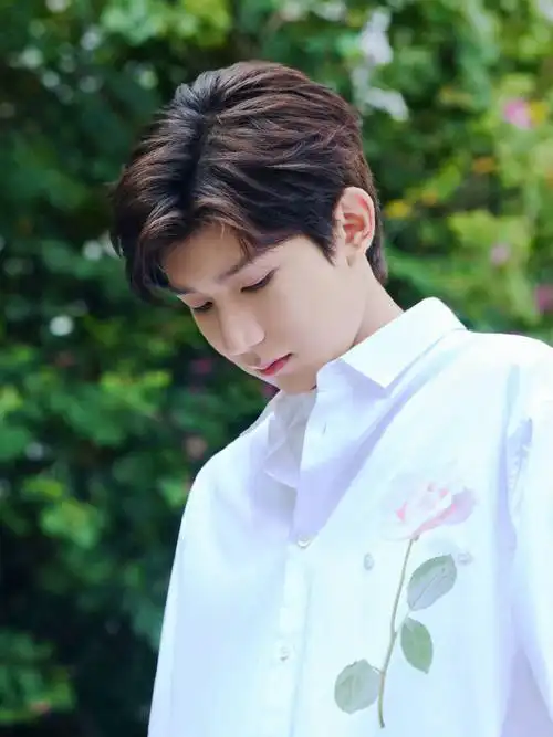 温柔散落的花瓣94  三套纯白衬衫 你最爱哪一套呢  @tfboys-王源