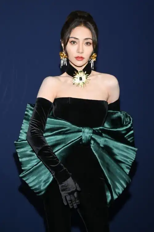 外国摄影师镜头下的谢可寅##谢可寅巴黎时装周生图