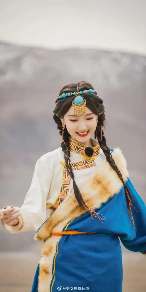 毛晓彤娇俏迷人的长辫子