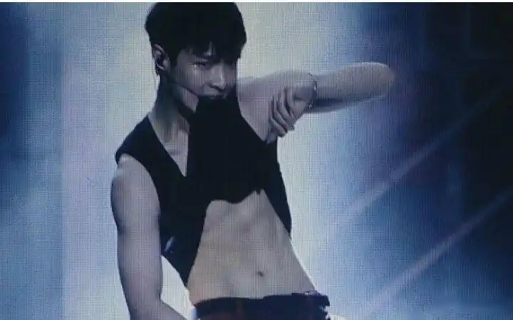 张艺兴腹肌脱衣有肉穿衣显瘦的身材我!