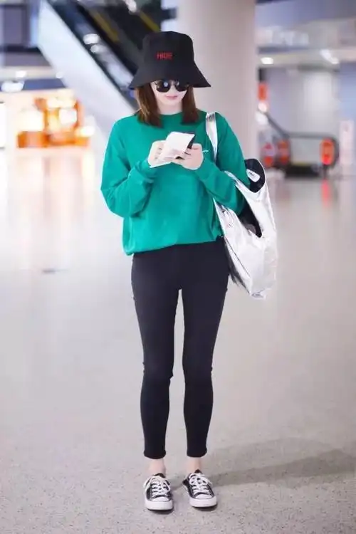 上松下紧的穿搭, 卫衣越是宽大,搭配紧身裤也会越显瘦,而且这样盖住