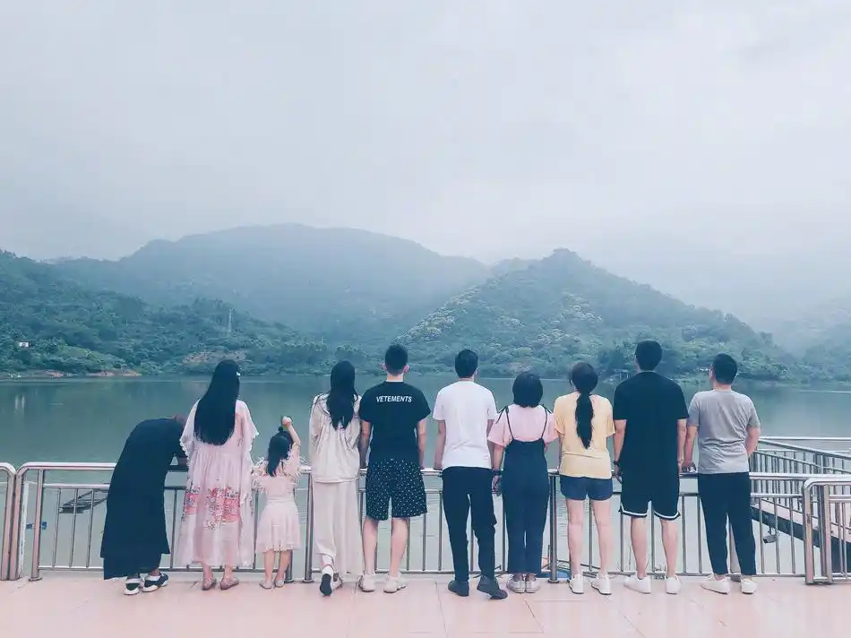 组图:张馨予产后首晒照气色好 和老公春游背影纤瘦恢复快