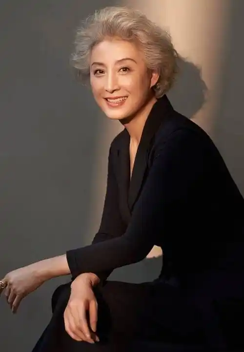 这就是优雅老去的65岁老奶奶:白发未染,衣冠楚楚,不故作温柔不服从老