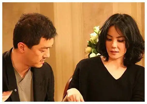 王菲喜获殊荣不要忘记体贴理解李亚鹏也有难处