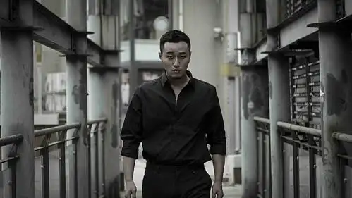 张梓豪曝最新写真 演绎时尚俊朗硬汉