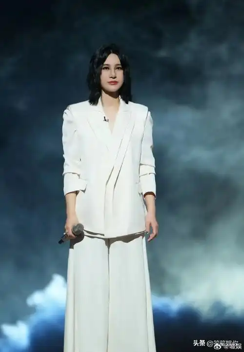 我真的很喜欢单眼皮时期的尚雯婕,2006年超女最支持她.