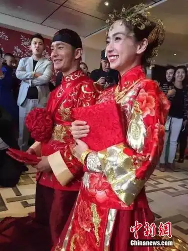 黄晓明夫妇穿旧式大红喜服敬酒 baby笑不拢嘴