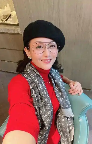"儿子"是当红明星,女儿是奥运冠军,今55岁的她堪称人生赢家_李颖_中国