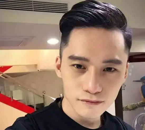 男士的发型其实也挺多的,不过也是根据个人脸型来的.