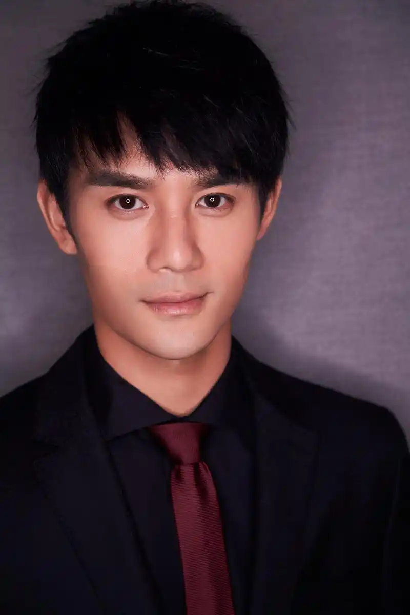 201北京车展8#4月25日,王凯身着etro黑色暗纹印花西服套装,搭配