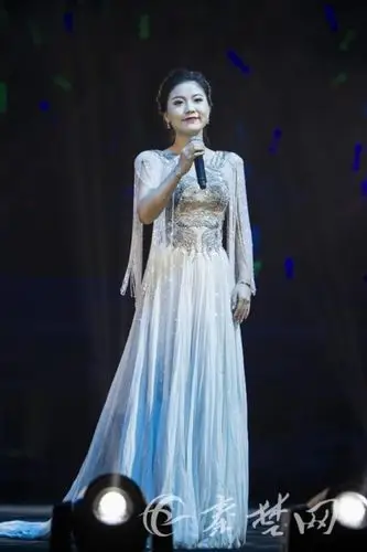 十堰本地歌手付莎莎正在为家乡父老深情演唱歌曲《报答》