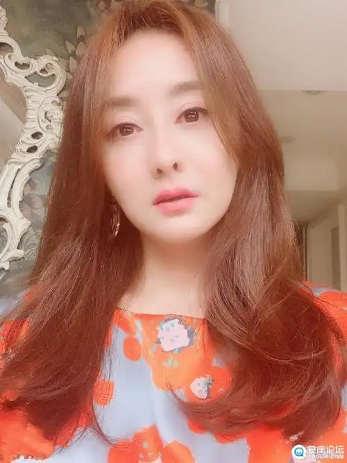 45岁陈德容自曝已离婚,结束与地产小开8年婚姻,近照状态良好