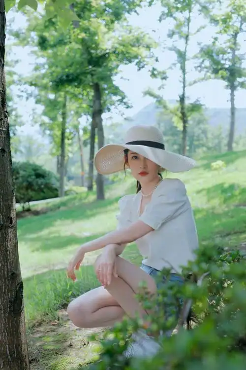 李沁手捧鲜花发布说说表达心情粉丝感叹颜值女神