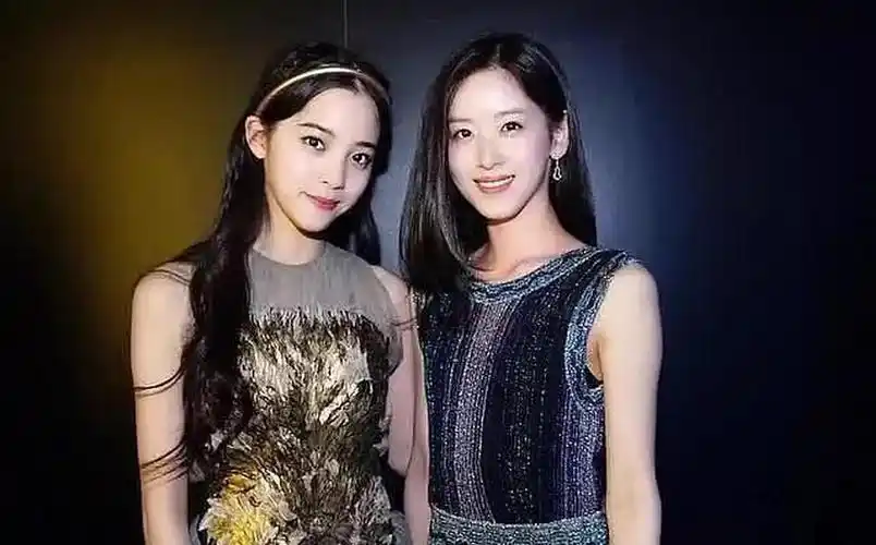 盘点奶茶妹妹与各路女明星合影 清纯可人气质不输艺人 - 青岛新闻网