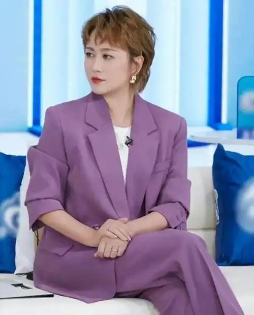 沈腾春晚后台偶遇马丽,蓝色v领公主裙造型,沈腾直呼太美了|短发|西装