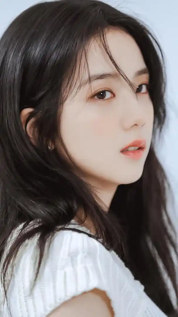 金智秀:华丽转身 金智秀,blackpink成员,以其清新自然的气质和出色的