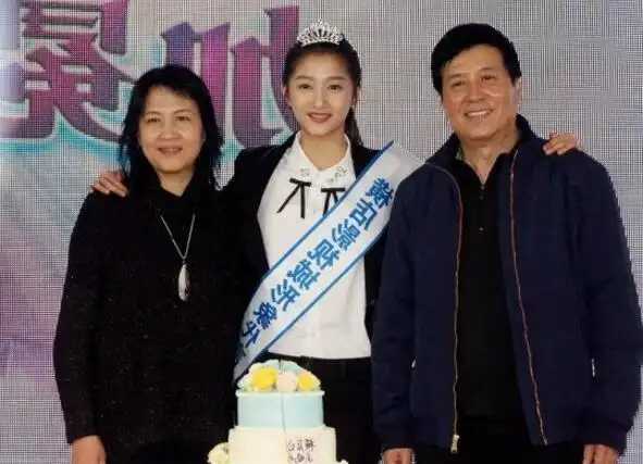 20岁关晓彤全家近照,母亲高贵雍容老爸帅气有才,母女俩一模样