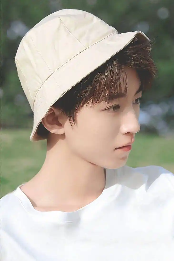 王俊凯渔夫帽造型合集展现满满的少年感