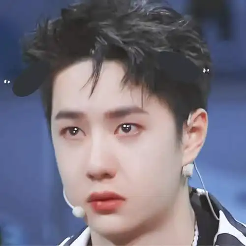 王一博哭哭小猪包,跟着唱主题曲憨憨的啵啵,果然又酷又可爱