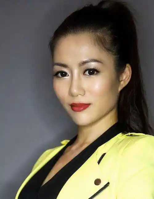 30岁陈钰芸直立板上苦练瑜伽为接动作戏不留余力