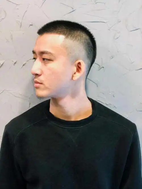 男生头发稀少发型好看(男生中间头发稀少剪什么发型)-天晟网