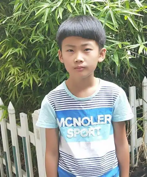 永嘉有个小男孩长大后要当一名警察你愿意帮助这些贫困儿童吗