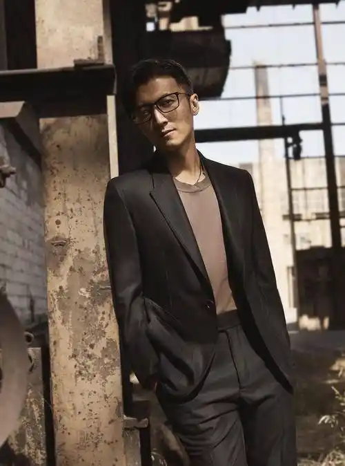 谢霆锋久违的写真照,身材不输小鲜肉,自律才是冻龄的秘诀_杂志_眼神_