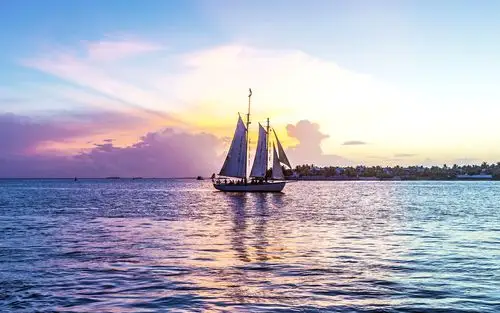 蔚蓝海面帆船魅力风景桌面壁纸下载