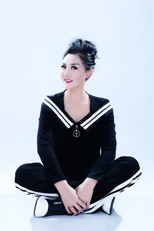 祝贺锡盟歌手格格获:中国公益形象大使奖