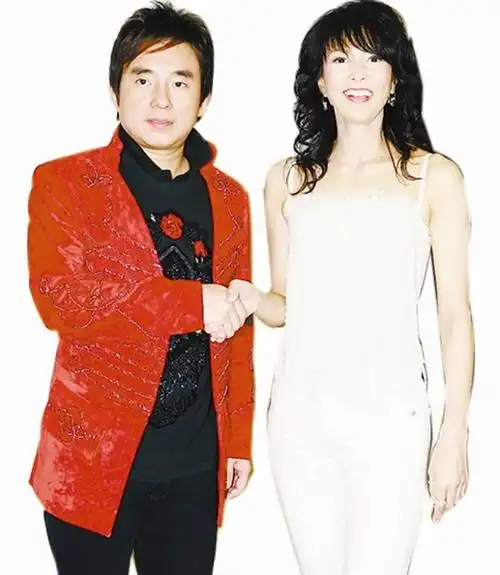 62岁郑裕玲和72岁汪明荃同框两大女神韶华不再却仍风韵犹存