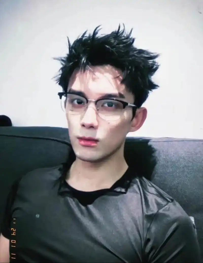 吴磊  初印象:在看其他综艺上感觉是一个很端正的帅弟弟.  - 抖音