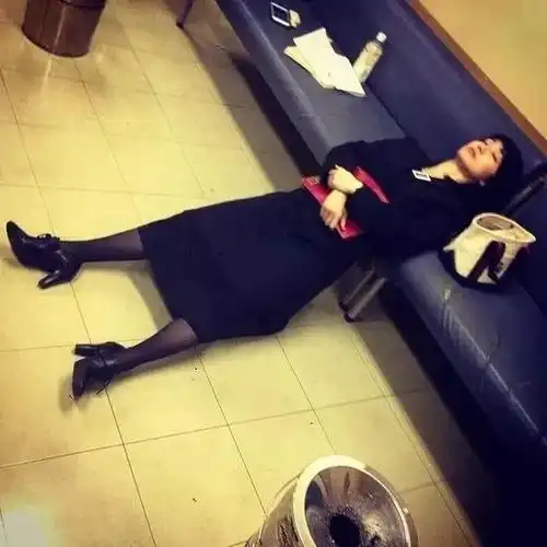 睡着后的样子放荡不羁了吧!