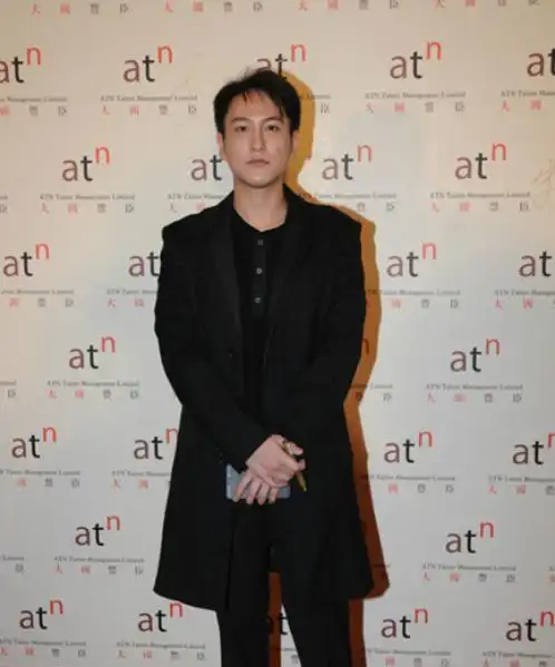 汤珈原名汤子同,很小的时候,就跟着母亲徐枫在演艺圈拍戏了.