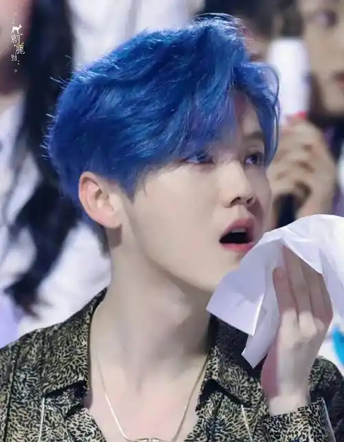 鹿晗还有这个深蓝色的染发也超级惊艳,果然长得好看就是任性呀,这个
