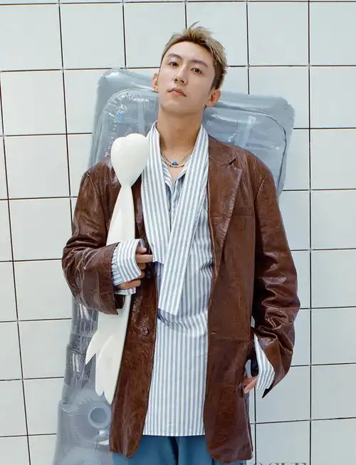 搜狐娱乐讯 7月26日,黄景瑜夏日泳池大片曝光,时尚感扑面而来,清爽