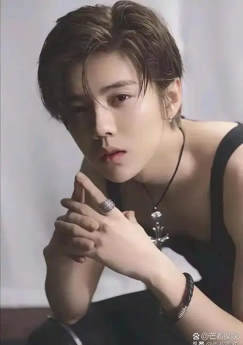 9月17日,娱乐圈的热闹事儿可真不少,咱们来八卦一下: 鹿晗:关晓彤的