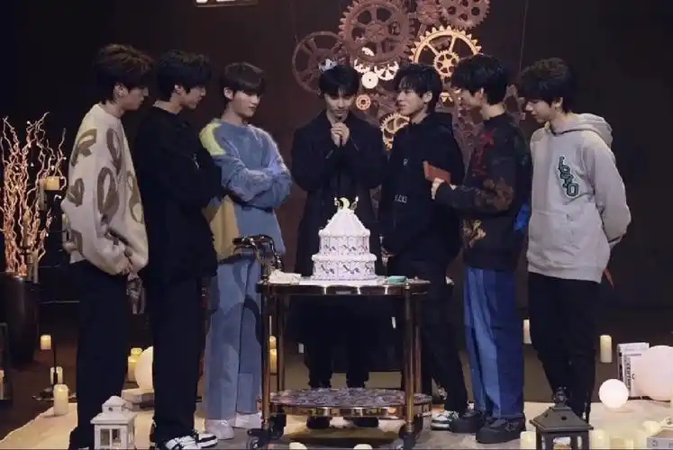 马嘉祺生日直播时团合照