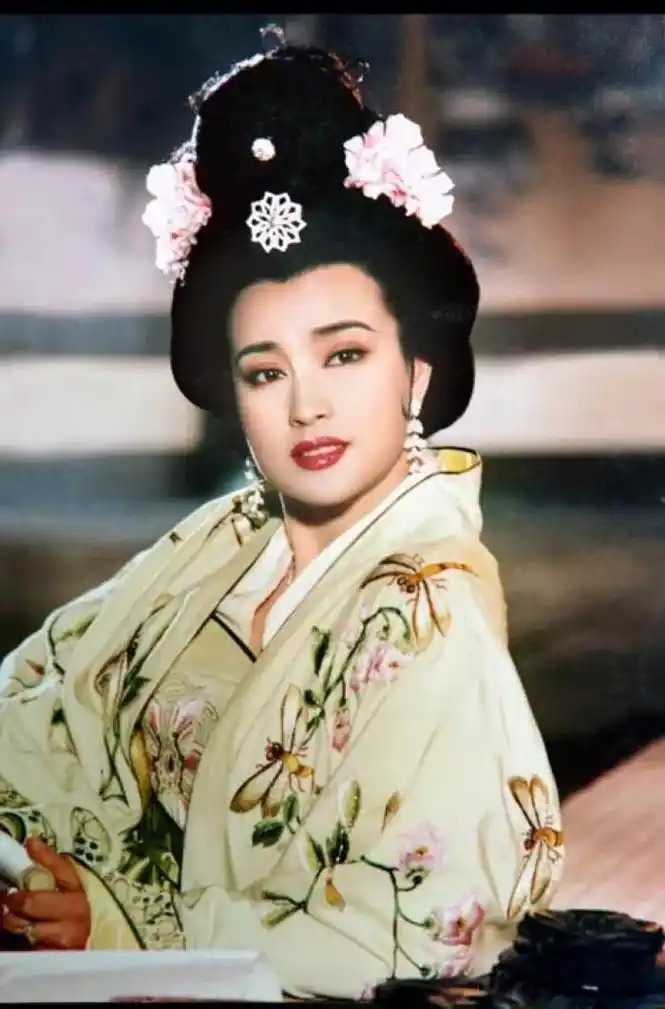 星热点:刘晓庆整容前后照片 刘晓庆年轻时照片