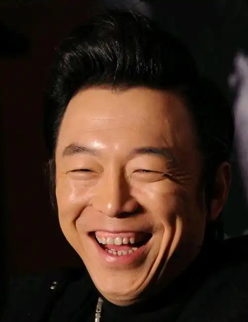 作为主持人的黄渤在宣布:第十七届中法文化之春"开幕后,风趣幽默的黄