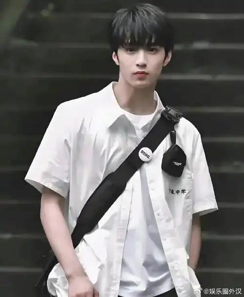 刘耀文以为自己是公司最小的##刘耀文被四代年龄震惊##刘耀文抵知