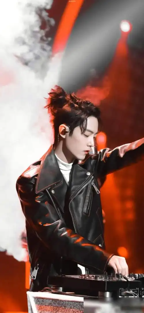 肖战化身dj参加跨年彩排,高马尾造型帅炸,颜值重回陈情令巅峰时刻