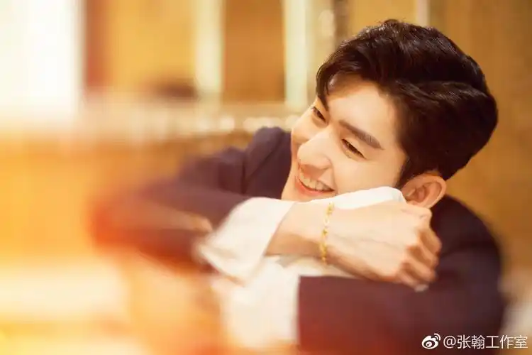 霸道总裁也爱笑张翰新写真笑容灿烂似邻家少年